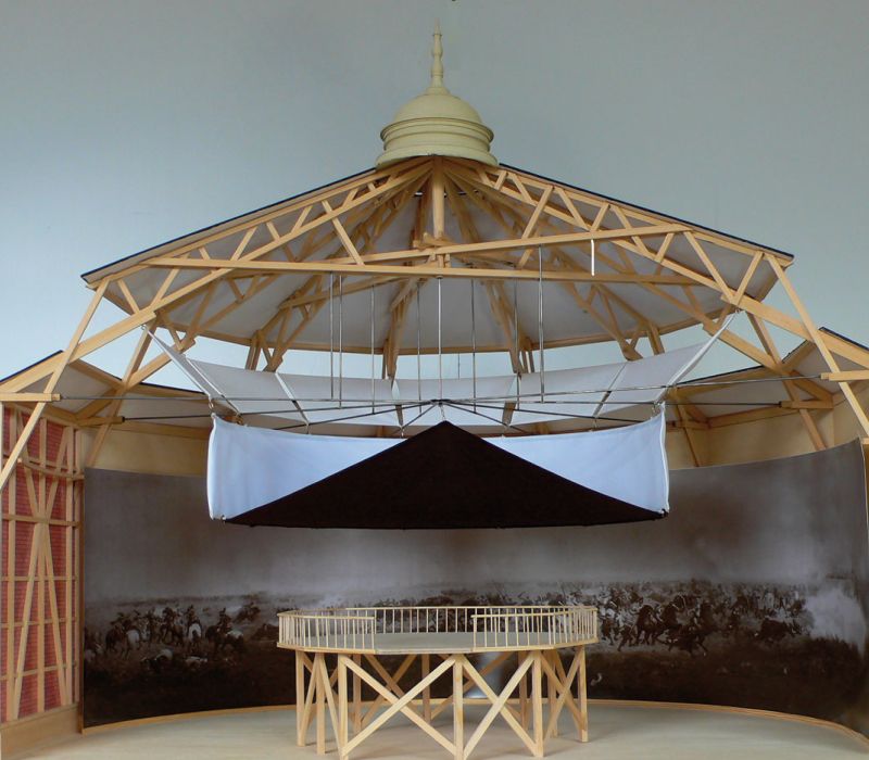 Ein Architekturmodell des Panoramagebäudes, das die räumliche Präsentationsform eines Panoramas veranschaulicht und die Bedeutung der spezifischen Ausstellungsarchitektur im 19. Jahrhundert betont.