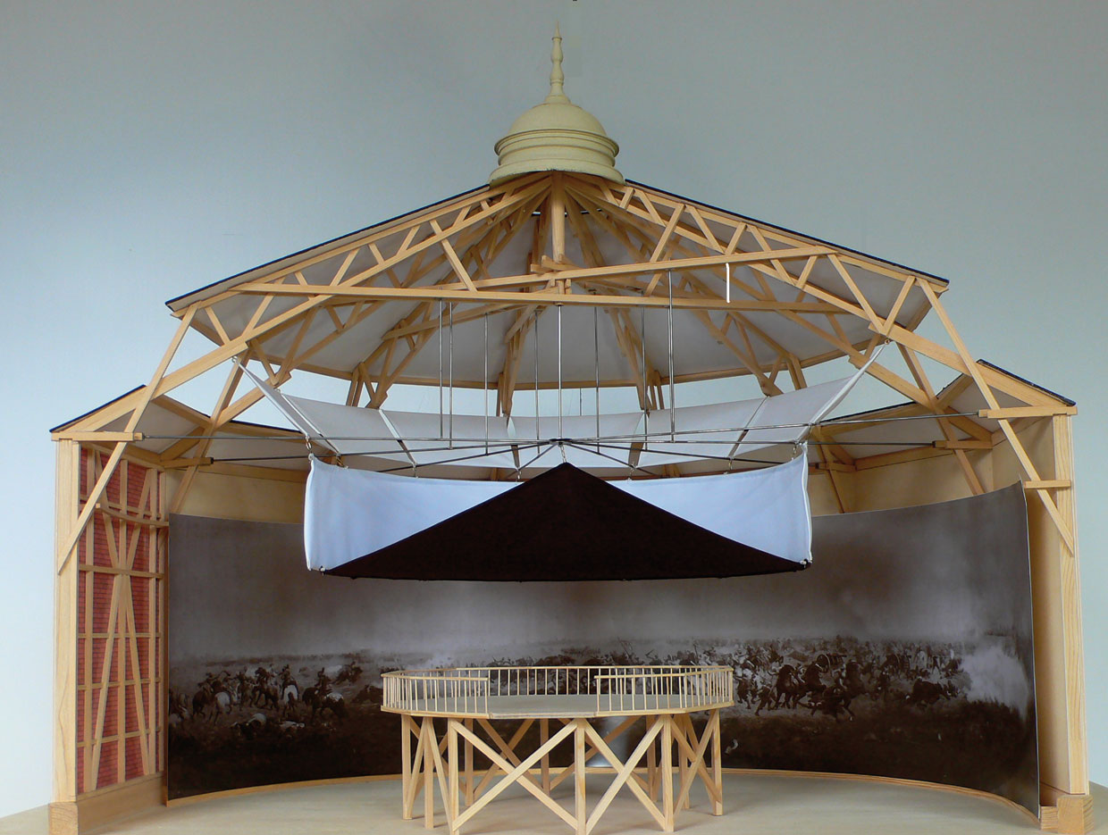 Ein Architekturmodell des Panoramagebäudes, das die räumliche Präsentationsform eines Panoramas veranschaulicht und die Bedeutung der spezifischen Ausstellungsarchitektur im 19. Jahrhundert betont.